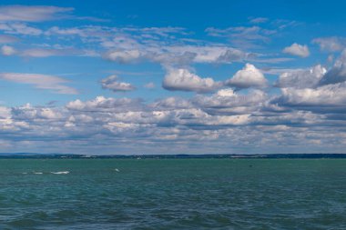 Macaristan, Siofok 'taki Balaton Gölü' nün fotoğrafı. Dramatik bulutlu gökyüzü ve mavi, suyu sarmala.