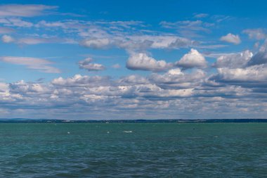 Macaristan, Siofok 'taki Balaton Gölü' nün fotoğrafı. Dramatik bulutlu gökyüzü ve mavi, suyu sarmala.