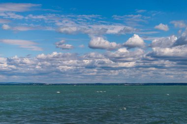 Macaristan, Siofok 'taki Balaton Gölü' nün fotoğrafı. Dramatik bulutlu gökyüzü ve mavi, suyu sarmala.