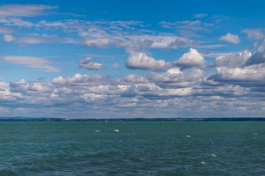 Macaristan, Siofok 'taki Balaton Gölü' nün fotoğrafı. Dramatik bulutlu gökyüzü ve mavi, suyu sarmala.