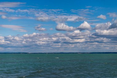 Macaristan, Siofok 'taki Balaton Gölü' nün fotoğrafı. Dramatik bulutlu gökyüzü ve mavi, suyu sarmala.