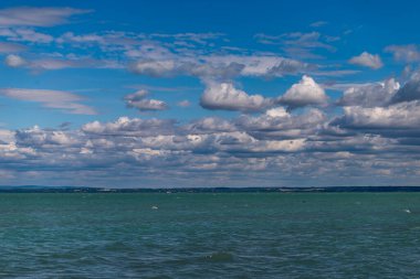 Macaristan, Siofok 'taki Balaton Gölü' nün fotoğrafı. Dramatik bulutlu gökyüzü ve mavi, suyu sarmala.