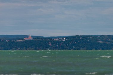 Macaristan, Siofok 'taki Balaton Gölü' nün fotoğrafı. Dramatik bulutlu gökyüzü ve mavi, suyu sarmala.
