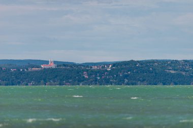 Macaristan, Siofok 'taki Balaton Gölü' nün fotoğrafı. Dramatik bulutlu gökyüzü ve mavi, suyu sarmala.