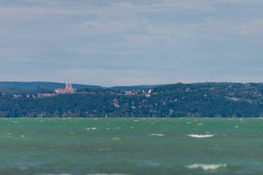 Macaristan, Siofok 'taki Balaton Gölü' nün fotoğrafı. Dramatik bulutlu gökyüzü ve mavi, suyu sarmala.