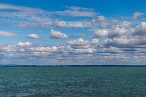 Macaristan, Siofok 'taki Balaton Gölü' nün fotoğrafı. Dramatik bulutlu gökyüzü ve mavi, suyu sarmala.