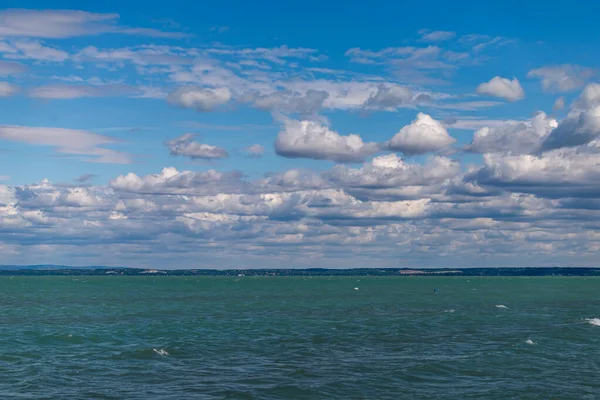 Fotó Balaton Tóról Siófokon Drámai Felhős Kék Turisztikai Víz — Stock Fotó