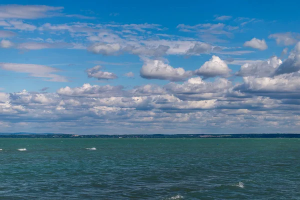 Macaristan, Siofok 'taki Balaton Gölü' nün fotoğrafı. Dramatik bulutlu gökyüzü ve mavi, suyu sarmala.