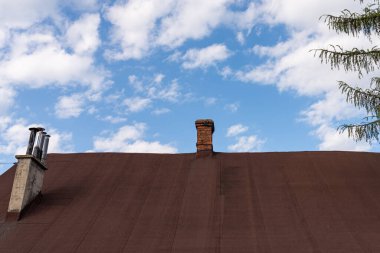 Mavi gökyüzüne karşı katranlı kağıt çatının fotoğrafı.