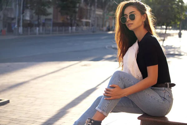 Joven Mujer Morena Bonita Con Ropa Casual Gafas Sol Fondo — Foto de Stock