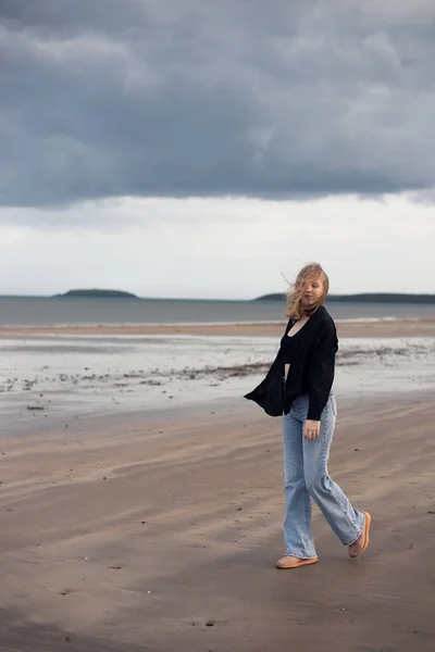 Young Blonde Girl Dressed Black Silk Shirt Blue Jeans Walking — Stockfoto