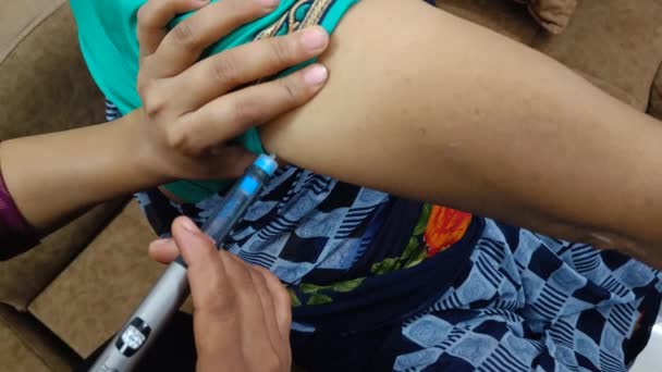 Şeker Hastası Eline Insülin Enjekte Ediyor — Stok video