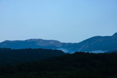 Gün doğarken Dağ Vadisi. Doğal yaz manzarası