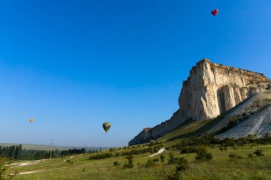 Sıcak hava balonu, Beyaz Kaya 'nın arka planında uçan kalp şeklinde kırmızı balon. Yüksek kalite fotoğraf