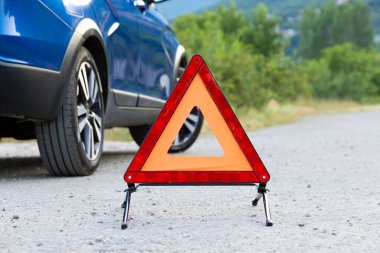 Aracın yanına bir acil durum dur levhası asıldı. Boşluğu kopyala.