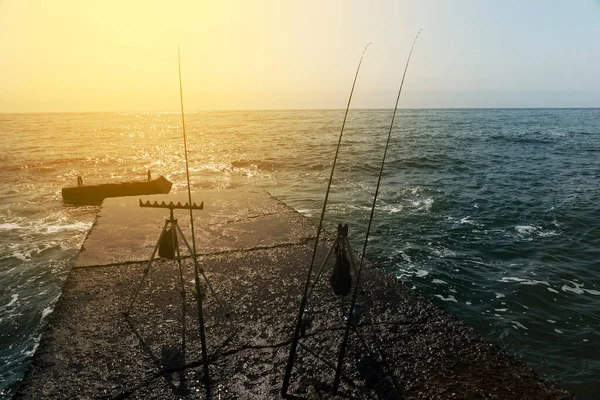 Τρεις Καλάμια Ψαρέματος Βρίσκονται Στην Προβλήτα Θάλασσα Στο Βάθος Ιδέα — Φωτογραφία Αρχείου