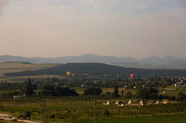 Beyaz kireçtaşı kaya, vahşi dağ doğası, ulusal dönüm noktası. Yüksek kalite fotoğraf
