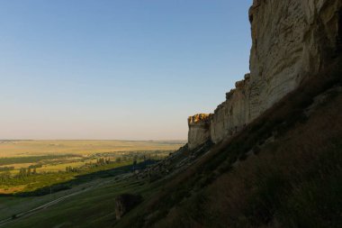 Beyaz kireçtaşı kaya, vahşi dağ doğası, ulusal dönüm noktası. Yüksek kalite fotoğraf