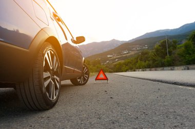 Aracın yanına bir acil durum dur levhası asıldı. Boşluğu kopyala.