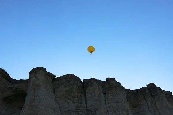 Colorido Globo Aire Caliente Volando Cielo Foto Alta Calidad — Foto de Stock