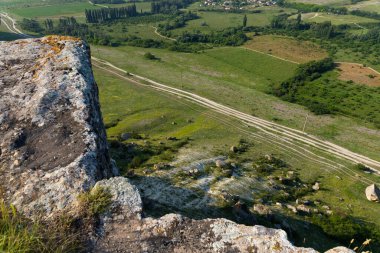 Beyaz kireçtaşı kaya, vahşi dağ doğası, ulusal dönüm noktası. Yüksek kalite fotoğraf