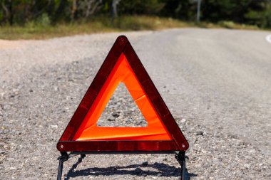 Yola bir araç için acil durum dur tabelası asıldı. Boşluğu kopyala.