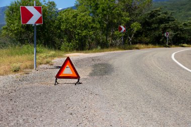 Yola bir araç için acil durum dur tabelası asıldı. Boşluğu kopyala.