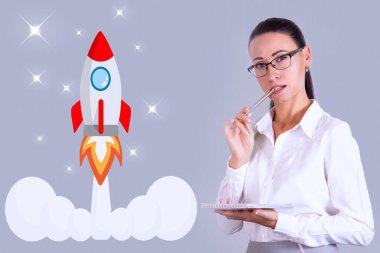 İş kadını şirketini bir roketle fırlatıyor. Başlangıç ve yenilik kavramı. Yüksek kalite fotoğraf
