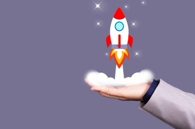 İş adamlarının roket tutması ve fırlatması konsepti. Uzayı kopyala Yüksek kalite fotoğraf