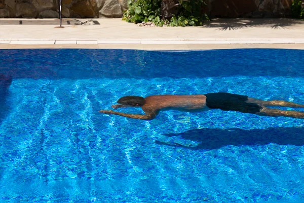 Homem Fato Banho Estilo Havaiano Nada Debaixo Água Numa Piscina — Fotografia de Stock