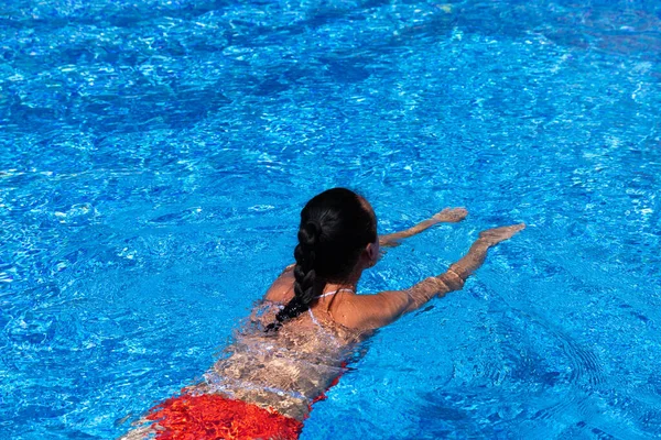 Bovenaanzicht Van Een Gebruind Meisje Vrouw Model Een Rood Zwempak — Stockfoto