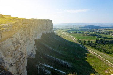 Beyaz kireçtaşı kaya, vahşi dağ doğası, ulusal dönüm noktası. Yüksek kalite fotoğraf