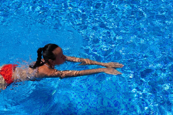 Bovenaanzicht Van Een Gebruind Meisje Vrouw Model Een Rood Zwempak — Stockfoto