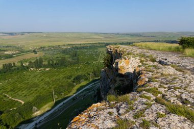 Beyaz kireçtaşı kaya, vahşi dağ doğası, ulusal dönüm noktası. Yüksek kalite fotoğraf