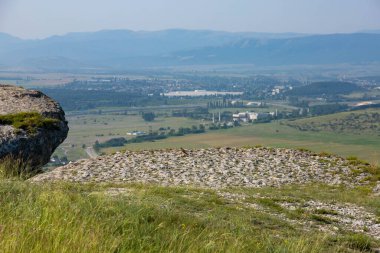 Beyaz kireçtaşı kaya, vahşi dağ doğası, ulusal dönüm noktası. Yüksek kalite fotoğraf