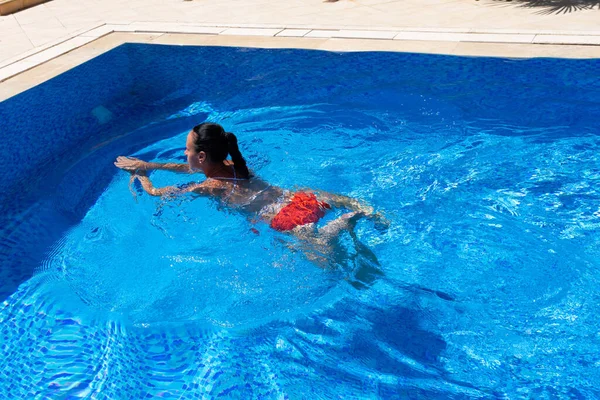 Bovenaanzicht Van Een Gebruind Meisje Vrouw Model Een Rood Zwempak — Stockfoto