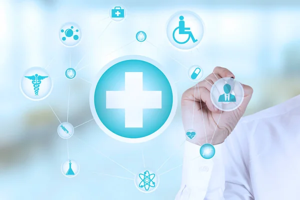 残疾人健康保险概念 一个带听诊器的医生指着轮椅标志和虚拟屏幕上的其他医疗图标 高质量的照片 — 图库照片