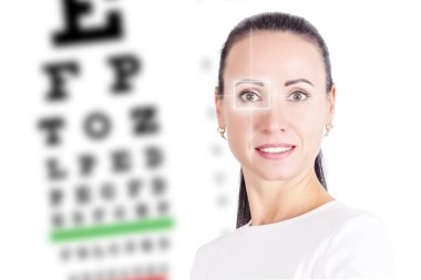 Beyaz arka planda lazer hologramı ve görüş masası olan güzel bir kadın. Yüksek kalite fotoğraf