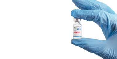 Moskova, Rusya - 8 Kasım 2021 Sinopharm, Vero Cell, pasif COVID-19 aşısı. Aşıyı bir doktorun ellerinde. Yüksek kalite fotoğraf
