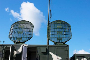 Savaş makinesinin yerini tespit ediyorum. Bir hedef yakalama ve dağıtım radar sistemi. Açık gökyüzünün altındaki askeri makinelerin radarları. Yüksek kalite fotoğraf