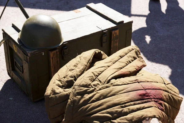 一个装弹药筒和伟大卫国战争中一个老兵头盔的武器盒 高质量的照片 — 图库照片