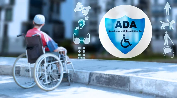 Ada美国残疾人法 城市里坐在轮椅上的残疾人 高质量的照片 — 图库照片