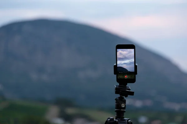 Kamera Smartfona Stoi Statywie Fotografując Malowniczy Wieczorny Zachód Słońca Nad — Zdjęcie stockowe