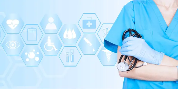 Kvinna Läkare Med Ett Stetoskop Medicinska Kläder Och Handskar Korsade — Stockfoto