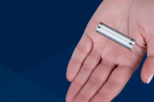 Bateria Kobiecej Dłoni Usuwanie Recykling Baterii Litowo Jonowych Baterii Alkalicznych — Zdjęcie stockowe