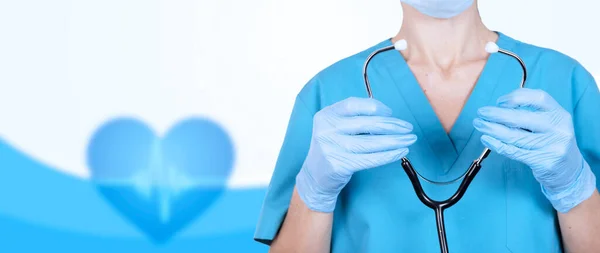 Enfermeira Médica Com Estetoscópio Nas Mãos Sobre Fundo Azul Médico — Fotografia de Stock