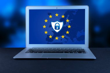 AB bayrağının arka planındaki dizüstü bilgisayar ekranına simge ve kalkan simgesini kilitle. GDPR, Genel Veri Koruma Yönetmeliği, Avrupa Veri Gizliliği Yasası. Uzayı kopyala Yüksek kalite fotoğraf