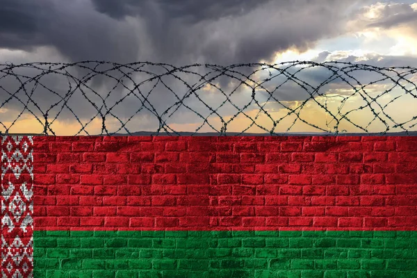 Cihlová Zeď Ostnatým Drátem Barvách Státní Vlajky Běloruské Republiky Pozadí — Stock fotografie