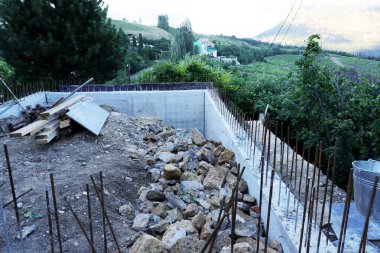 Dağlık bir bölgede özel bir evin temelini atma süreci. Yüksek kalite fotoğraf