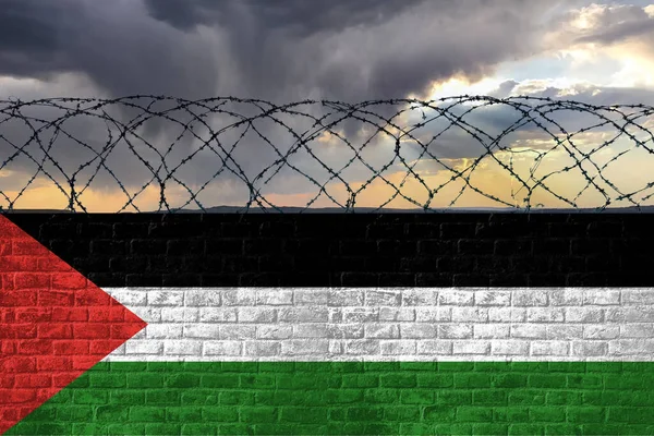 Кирпичная Стена Колючей Проволокой Цветах Национального Флага Палестины Против Бурного — стоковое фото